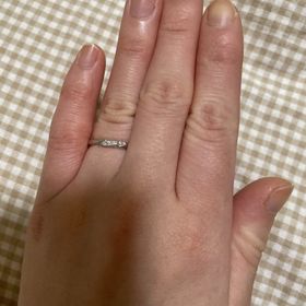 【銀座ダイヤモンドシライシの口コミ】 メレダイヤが入ってかわいらしいデザインだと思います。小さなダイヤがき…