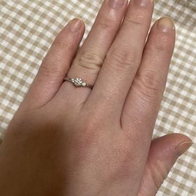 【銀座ダイヤモンドシライシの口コミ】 中央のダイヤに加えて、サイドにも小さなダイヤがついています。ブイライ…