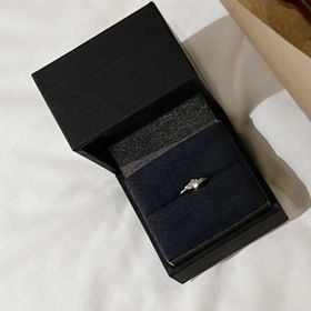 【ラザール ダイヤモンド(LAZARE DIAMOND)の口コミ】 彼からいただきました。
ダイヤモンドのカラット数はもちろんですが純度、…