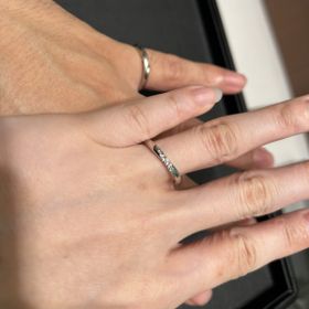 【エクセルコダイヤモンド(EXELCO DIAMOND)の口コミ】 デザインは比較的シンプルですが、
光や見え方でキラキラッと輝きがあるの…