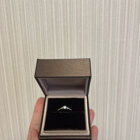 【アイプリモ(I-PRIMO)の口コミ】 指輪のデザインが、真ん中に大きめのダイヤと、サイドにも小さめのダイヤ…