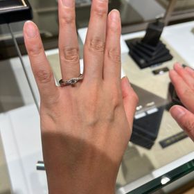 【ラザール ダイヤモンド(LAZARE DIAMOND)の口コミ】 指が綺麗に見えそうだと思って試着しました。小さなダイヤモンドが真ん中…