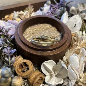 【鎌倉彫金工房の口コミ】 マットな質感と細めのデザインで、普段使っている指輪ともオシャレに組み…