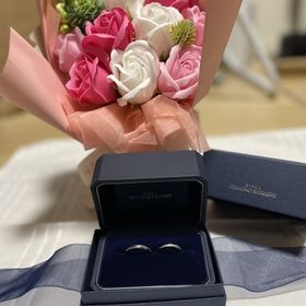【銀座ダイヤモンドシライシの口コミ】 デザインがよく、カスタムもできる。
自分は花束bouquetという指輪にしま…