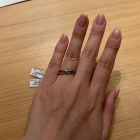 【TOMOE(トモエ)の口コミ】 細身の指輪が魅力的で決めました。華奢な指輪となり、存在感が出過ぎず馴…