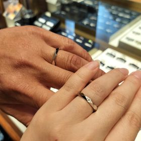 【ブシュロン(BOUCHERON)の口コミ】 結婚指輪を色々と見ていく中で
周りの人と被らないこと、デザイン性が高い…