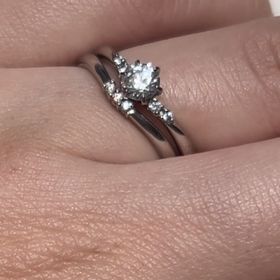 【アイプリモ(I-PRIMO)の口コミ】 こちらのナパイアというマリッジリングは、細身のV字が指をキレイに見せて…