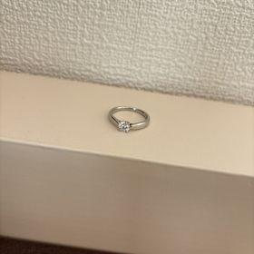 【ティファニー(Tiffany & Co.)の口コミ】 大きなダイヤがひとつ付いていて普段はもちろん光が当たったら特にキラキ…