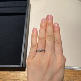 【ティファニー(Tiffany & Co.)の口コミ】 結婚指輪と重ね付けをする予定だったので、オーソドックスなデザインがい…
