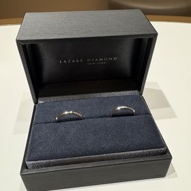 【ラザール ダイヤモンド(LAZARE DIAMOND)の口コミ】 デザインがとても可愛く2人で気に入りました。
お値段も高すぎず、一目惚…