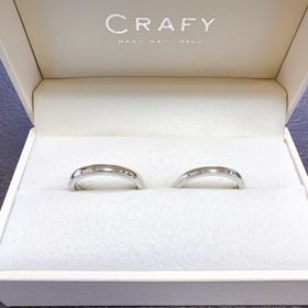 【CRAFY(クラフィ)の口コミ】 全体のデザインはシンプルですが、内側に掘るイニシャルや誕生石はしっか…