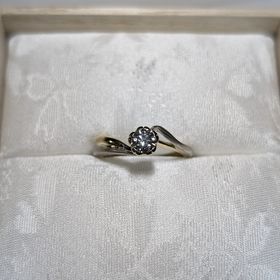 【杢目金屋(もくめがねや)の口コミ】 ダイヤモンドの留め金具が桜の形になっていて、4月生まれの彼女にはピッタ…