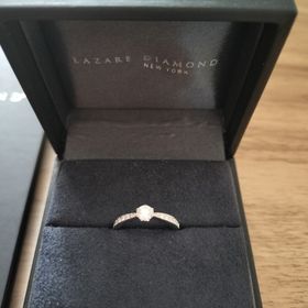 【ラザール ダイヤモンド(LAZARE DIAMOND)の口コミ】 リングがセンターにかけて細くなってることにより、指が綺麗に見えるよう…