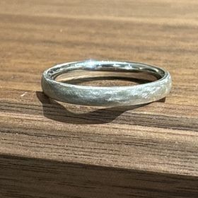 【TANZO.(鍛造指輪)の口コミ】 アイスマット加工で、シンプルながら個性を出したところ。結婚指輪は常に…