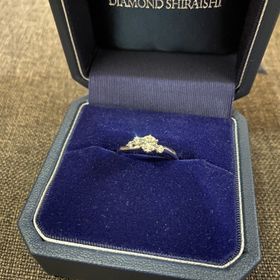 【銀座ダイヤモンドシライシの口コミ】 指輪自体のデザインに関してはおおまかに「真っ直ぐ」「ウェーブ」から選…