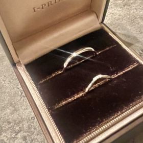 【アイプリモ(I-PRIMO)の口コミ】 指輪自体が細く華奢なのと
Vラインのデザインで指が細く長くみえるように…