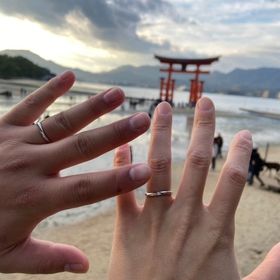 【4℃ BRIDAL(ヨンドシーブライダル)の口コミ】 男性側の指輪はマットなデザインになっており、落ち着いた感じでいつまで…