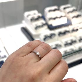 【ROYAL ASSCHER(ロイヤル・アッシャー)の口コミ】 1粒ダイヤよりはサイズが小さくてもサイドに石があるもの、重ね付けしても…