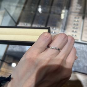 【Sweet aroma(スイートアロマ)の口コミ】 プラチナでウェーブのデザインでダイヤが斜めに入っているもので探してい…