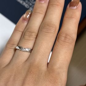 【銀座ダイヤモンドシライシの口コミ】 指が綺麗に見えて、キラキラしてるから可愛さと美しさがある。ハート型ぽ…