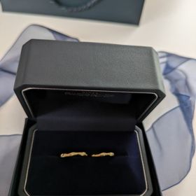 【銀座ダイヤモンドシライシの口コミ】 カラーはイエローゴールドで肌の色にも馴染みます。途中で波形になってお…