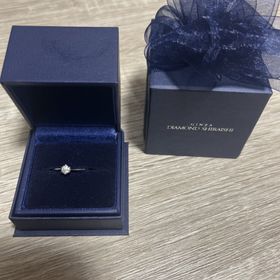 【銀座ダイヤモンドシライシの口コミ】 他のブランドの商品も含め色々な指輪を見ましたがその中でも彼女が気に入…