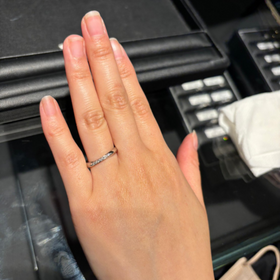 【エクセルコダイヤモンド(EXELCO DIAMOND)の口コミ】 ペアのデザインがあることと、xのようにセンターが少し細くなっていますが…