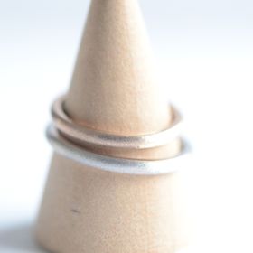 【CRAFY(クラフィ)の口コミ】 とてもシンプルなデザインで着け心地もいいです。ピンクゴールドとシルバ…