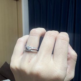 【アネリディギンザ(ANELLI DI GINZA)の口コミ】 指輪が負けてしまわないデザインで
着け心地がいいです。そしてダイアモン…