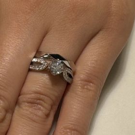 【ブシュロン(BOUCHERON)の口コミ】 ブシュロンらしい独特のデザインで、最初見たときはにあうのかな、と半信…