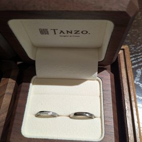 【TANZO.(鍛造指輪)の口コミ】 スターダストとヘアラインと、男女で違いを出しつつも、統一感もあるデザ…