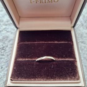 【アイプリモ(I-PRIMO)の口コミ】 指がきれいにみえて、派手すぎないものを探しました。ダイヤがセンターで…