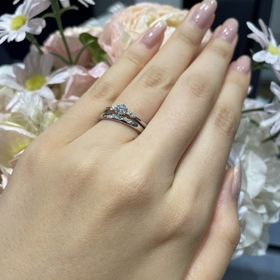 【ROYAL ASSCHER(ロイヤル・アッシャー)の口コミ】 ダイヤモンドの輝きに惹かれて、見学予約をしました。試着をした瞬間、あ…