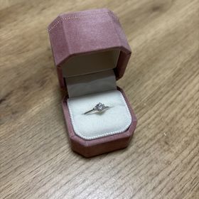 【COEUR D'OR(クゥドール)の口コミ】 大きなダイヤが非常に目立つデザインです。ピンクのボックスに入っている…