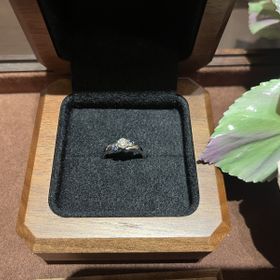 【TANZO.(鍛造指輪)の口コミ】 ダイヤモンドの台座をかわいらしい花型にして、両脇に2人の誕生石であるサ…