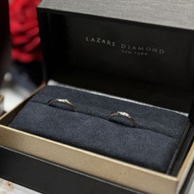 【ラザール ダイヤモンド(LAZARE DIAMOND)の口コミ】 ほぼストレートに近い、柔らかいウェーブデザインと、石の部分が斜めカッ…