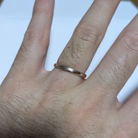 【アイプリモ(I-PRIMO)の口コミ】 女性のものでは正面の斜めにダイヤが並んでいる部分に男性のものも同じ部…