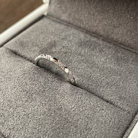 【Foulason(フレゾン)の口コミ】 切子風なデザインで一目惚れしてしまい、即決でした。
ダイヤモンドは付い…