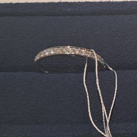 【4℃ BRIDAL(ヨンドシーブライダル)の口コミ】 ストレートのタイプなので、重ねづけがしやすいデザインです。ハーフエタ…