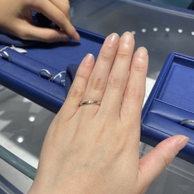 【銀座ダイヤモンドシライシの口コミ】 シンプルなデザインで長く使えると感じました。ダイヤの数も控えめでそこ…