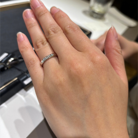 【ラザール ダイヤモンド(LAZARE DIAMOND)の口コミ】 すごくシンプルなのですが、リングの太さとダイヤの数をカスタムできるの…