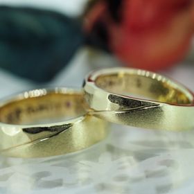 【Antille(アンティール)の口コミ】 色んな向きで楽しめる
ゴールドの2色を使い色の違いを楽しめてピカピカの…