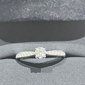 【4℃ BRIDAL(ヨンドシーブライダル)の口コミ】 妻の意向でダイヤにこだわりました。
センターだけでなく、リングに埋め込…