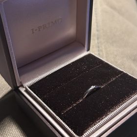 【アイプリモ(I-PRIMO)の口コミ】 普段からつけられるシンプルさと、婚約指輪と重ね付けしたときにバランス…