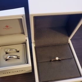 【NIESSING(ニーシング)の口コミ】 指輪のサイズ(幅)が男性、女性で
選べるタイプです。
好きなサイズを人そ…