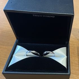 【エクセルコダイヤモンド(EXELCO DIAMOND)の口コミ】 斜めに入ったダイヤモンドのラインが指を綺麗に見せてくれるところです。…