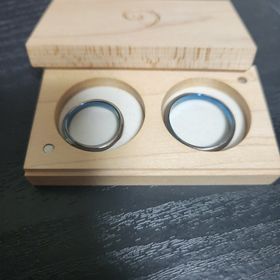 【SORA(ソラ)の口コミ】 指輪の色が背景によって変わって見えます。私たちのは水色なのですが、置…