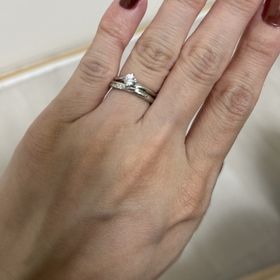 【銀座ダイヤモンドシライシの口コミ】 指輪のデザインはシンプルかつ長く使える物を選びました。手の形に合わせ…