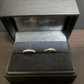 【ラザール ダイヤモンド(LAZARE DIAMOND)の口コミ】 小さいながらも存在感のあるダイヤが、正面だけでなく上下にもついている…