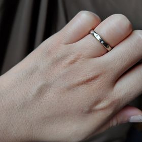 【atelier CraM(アトリエ クラム)の口コミ】 指が短い為、手がきれいに見える細めの指輪を探していました。こちらは太…